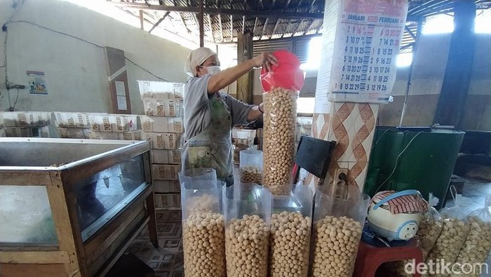 Pekerja Keripik Tahu Larasta sedang berproduksi, Sabtu (26/2/2022).