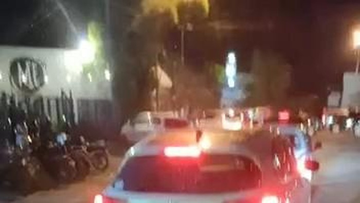 pengendara terjebak kemacetan di kawasan puncak berjam-jam