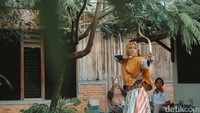 Ayahnya, Sunaryo Adhiatmoko, menjelaskan perihal prestasi putrinya di Turki, negara yang menjadi tuan rumah tradisi berkuda. Bahkan, tradisi panahan tradisional Turki baik yang berkuda maupun tanpa berkuda, diakui UNESCO (Organisasi Pendidikan, Keilmuan dan Kebudayaan Perserikatan Bangsa-Bangsa) sebagai warisan budaya tak benda kelas dunia sejak 2019. Namun Arum, gadis cilik dari Indonesia, bisa mengalahkan pemanah-pemanah berkuda Turki.