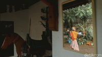 Arum kini tinggal bersama keluarganya di kawasan Kecamatan Gunung Sindur, Kabupaten Bogor, Jawa Barat. Dia juga berlatih memanah di halaman rumah.