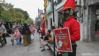 Menggunakan pakaian khas prajurit Kraton, menjadi daya tarik sendiri bagi wisatawan dan tidak menimbulkan kesan menyeramkan.