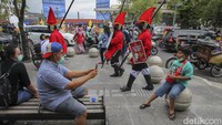 Kegiatan ini dilakukan saat banyak wisatawan mengunjungi kawasan wisata Malioboro, Yogyakarta, Minggu (27/2/2022).
