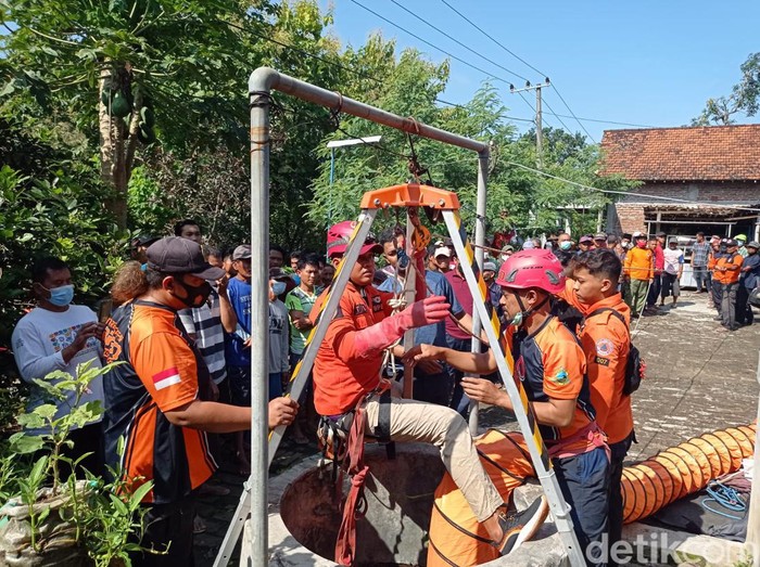 Proses evakuasi korban bunuh diri di Ponorogo