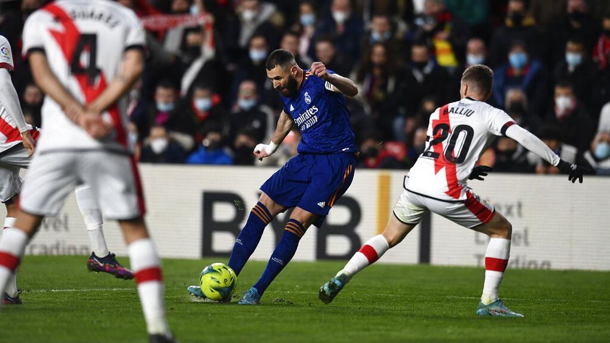 Karim Benzema membawa Real Madrid menang 1-0 atas Rayo Vallecano. (Foto: Jose Breton/AP)