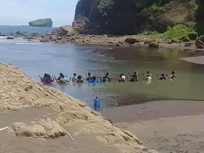 Rekaman ritual di pantai Jember