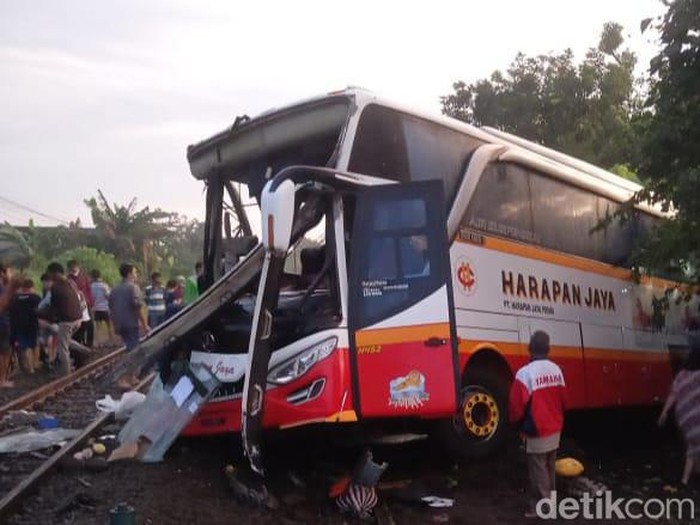 Sebuah bus tertabrak kereta api di perlintasan Tulungagung. Empat orang tewas dalam kecelakaan itu, Minggu, 27/2/2022.