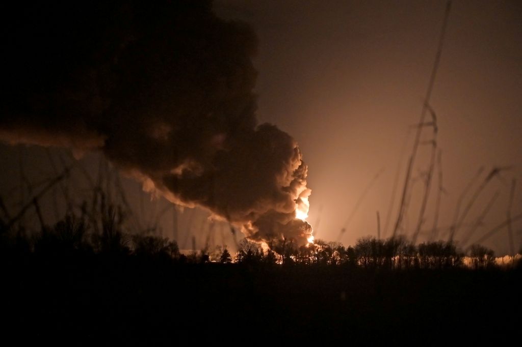 Rudal Rusia Hantam Pipa Gas dan Kilang Minyak Ukraina A view shows a burning oil depot reportedly hit by shelling near the military airbase Vasylkiv in the Kyiv region, Ukraine February 27, 2022. REUTERS/Maksim Levin