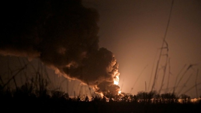 Rudal Rusia Hantam Pipa Gas dan Kilang Minyak Ukraina A view shows a burning oil depot reportedly hit by shelling near the military airbase Vasylkiv in the Kyiv region, Ukraine February 27, 2022. REUTERS/Maksim Levin