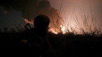 Dampak terbakarnya kilang minyak tersebut membuat warga Vasylkiv diharuskan memakai masker khusus agar tak menghirup gas beracun.