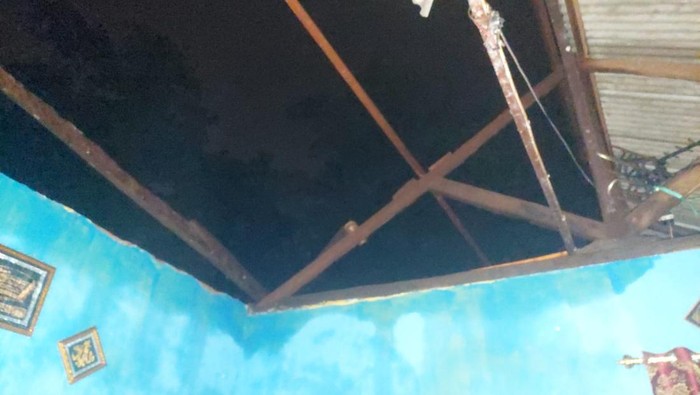 Angin kencang melanda Desa Jatidukuh, Gondang, Mojokerto dan mengakibatkan 2 rumah warga rusak. Selain itu, banjir malam tadi juga menggenangi jalan nasional.