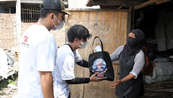 Saat Ganjar Milenial Center Bergerak Ganjar milenial center kembali bergerak menyalurkan bantuan sembako untuk warga kurang mampu dan tukang becak di wilayah sekitar bendungan Tirtonadi, Solo, Jawa Tengah.
Pada kesempatan itu pula, mereka menegaskan deklarasi dan dukungannya kepada Gubernur Jawa Tengah, Ganjar Pranowo untuk maju menjadi calon presiden periode 2024-2029.