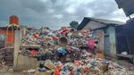 Jorok! Sampah Menumpuk di TPS Pasar Majalaya hingga Menghalangi Jalan