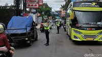 Berdasarkan pantauan detikcom pada Minggu (27/2/2022) pukul 14.00 WIB, antrean kendaraan mengular sejak Setiabudi, Bandung, mengarah ke Lembang dan sebaliknya. Simpul kemacetan terjadi di objek wisata Farm House dan The Great Asia Africa.