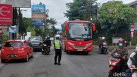 Merujuk pada tanggal ganjil, maka kendaraan yang boleh masuk ke kawasan Lembang hanya yang bernomor polisi ganjil.