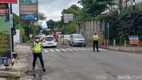 Peningkatan volume kendaraan di ruas Jalan Raya Lembang juga lantaran pada hari Minggu ini diprediksi sebagai puncak kedatangan wisatawan mengingat hari libur masih tersisa sehari lagi.