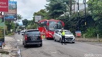 Arus lalu lintas di kawasan wisata Lembang, Kabupaten Bandung Barat (KBB) pada hari kedua libur panjang Isra Miraj kali ini lebih ramai hingga sempat terjadi penumpukan kendaraan di ruas Jalan Raya Lembang.