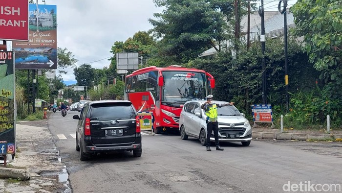 Sempat Sepi, Kawasan Wisata Lembang Dibanjiri Wisatawan Lagi Arus lalu lintas di kawasan wisata Lembang, Kabupaten Bandung Barat (KBB) pada hari kedua libur panjang Isra Mi'raj kali ini lebih ramai hingga sempat terjadi penumpukan kendaraan di ruas Jalan Raya Lembang, Minggu, 27/2/2022.
