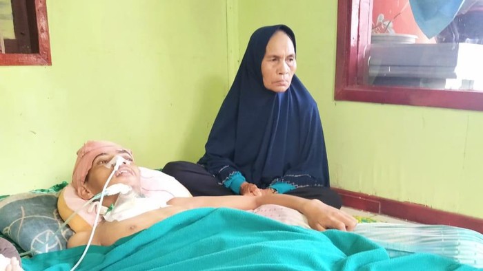 Siswi SMK Vierly Zikriya yang tertimpa tiang bendera saat menjalani perawatan di RS.