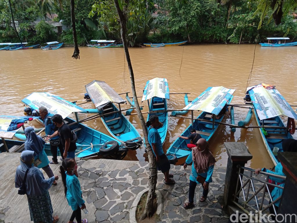 Suasana di dermaga Sungai Cijulang.