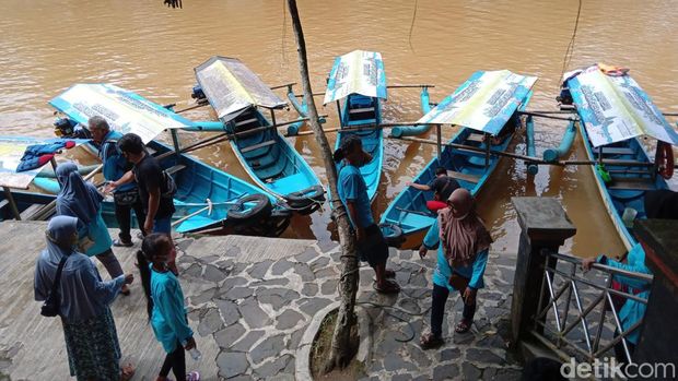Suasana di dermaga Sungai Cijulang.
