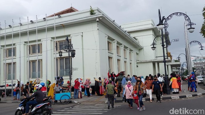 Suasana Jalan Asia-Afrika Bandung.