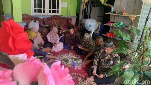 Suasana lamaran Giri Pamungkas kepada Rika Mulyaningsih.