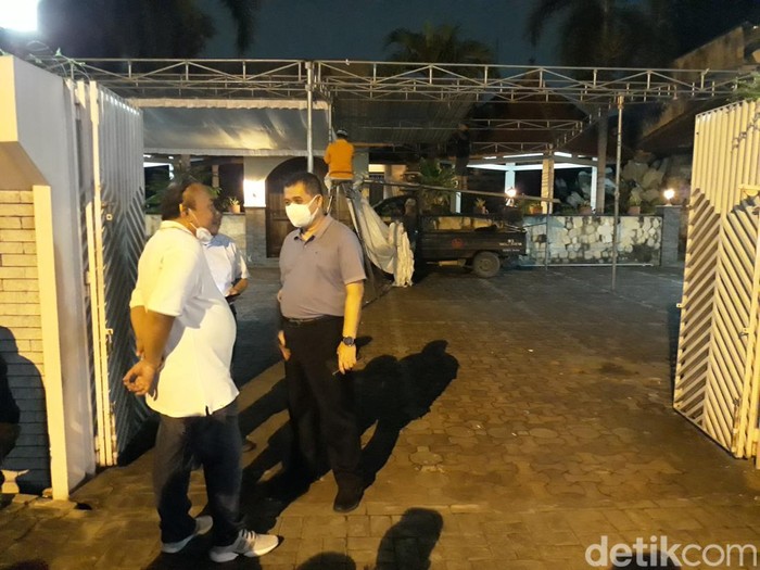 Suasana rumah duka Miyono pakde Jokowi, Minggu (27/2/2022).