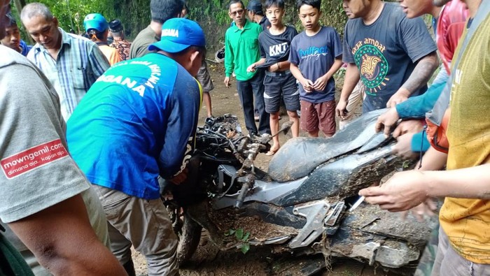 Tanah longsor di jalan Gebog-Rahtawu, Dukuh Gingsir, Desa Rahtawu, Kecamatan Gebog, Minggu (27/2/2022).