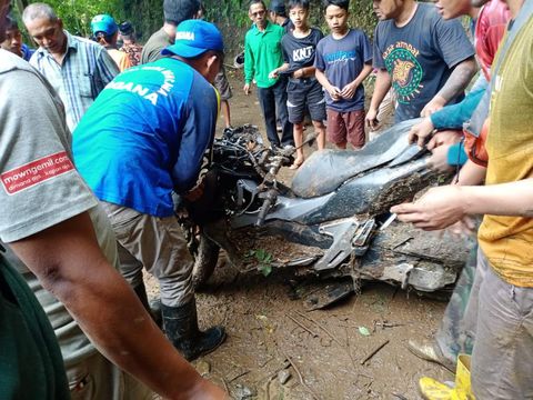 Tanah longsor di jalan Gebog-Rahtawu, Dukuh Gingsir, Desa Rahtawu, Kecamatan Gebog, Minggu (27/2/2022).