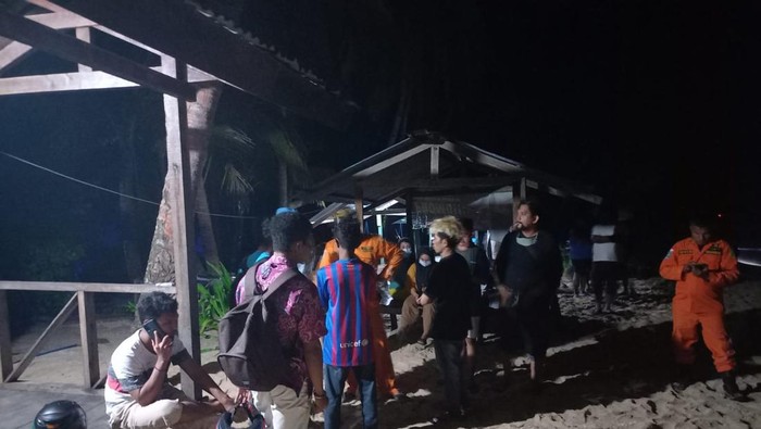 Tim SAR Gabungan masih melakukan pencarian terhadap korbban tenggelam di Pantai Base-G Jayapura.