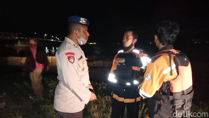 Tim SAR gabungan mencari korban terseret ombak di Pantai Holtekamp, Jayapura. (Wilpret/detikSulsel)