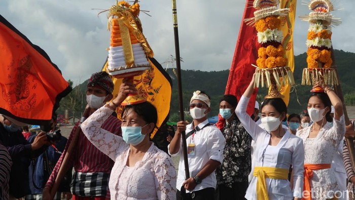 Upacara Melasti di tengah pandemi di Pantai Parangkusumo, Minggu (27/2/2022).