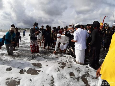 Upacara Melasti di tengah pandemi di Pantai Parangkusumo, Minggu (27/2/2022).