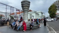 Para wisatawan yang tidak menaati prokes disayangkan wisatawan lainnya. Salah satunya diungkapkan Kurnia (31). Kurnia yang merupakan warga Cimahi menyebut, dirinya taat prokes, salah satunya tak melepaskan masker.