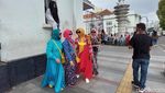 Upss... Wisatawan Asyik Foto-foto Sampai Abai Prokes