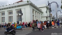 Cukup disayangkan, saat kasus COVID-19 di Kota Bandung sedang naik, masih ditemukan wisatawan tidak menjalankan protokol kesehatan (prokes), salah satunya tak menggunakan masker.