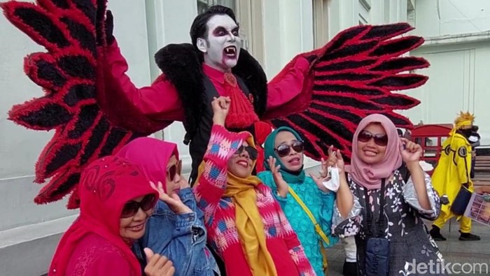 Kawasan Jalan Asia-Afrika masih menjadi lokasi favorit bagi warga yang hendak berwisata ke Kota Bandung, Minggu, 27/2/2022.
