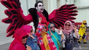 Upss... Wisatawan Asyik Foto-foto Sampai Abai Prokes