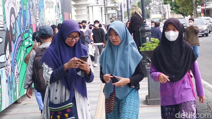 Ups... Wisatawan Asyik Foto-foto Sampai Abai Prokes Kawasan Jalan Asia-Afrika masih menjadi lokasi favorit bagi warga yang hendak berwisata ke Kota Bandung, Minggu, 27/2/2022.
