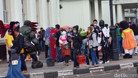 Hal tersebut juga disayangkan salah seorang penjual camilan di kawasan tersebut. Iin mengaku khawatir dengan kondisi itu mengingat kasus COVID-19 sedang naik di Kota Bandung. Tapi, dirinya harus tetap mencari nafkah buat keluarga. Menjalankan prokes sebisanya jadi langkahnya agar tak terpapar COVID-19.