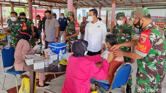 Sebanyak 160 narapidana Lapas Surabaya di Porong mendapat dosis vaksinasi COVID-19 dosis ketiga atau booster. Tak hanya napi, petugas hingga keluarga petugas juga disuntik vaksin booster.