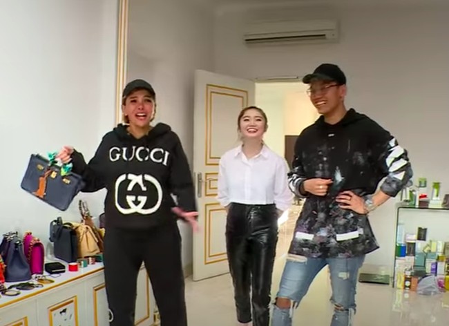 Dalam tayangan tersebut juga diperlihatkan koleksi tas mewah Vanessa. Ada sejumlah tas Hermes mahal yang dibiarkan tak terawat. Vanessa mengatakan ke Nikita Mirzani yang merupakan host acara tersebut bahwa tas Hermesnya sering dijadikan bantal untuknya. Mendengar hal tersebut sontak Nikita kaget. Foto: dok. Instagram