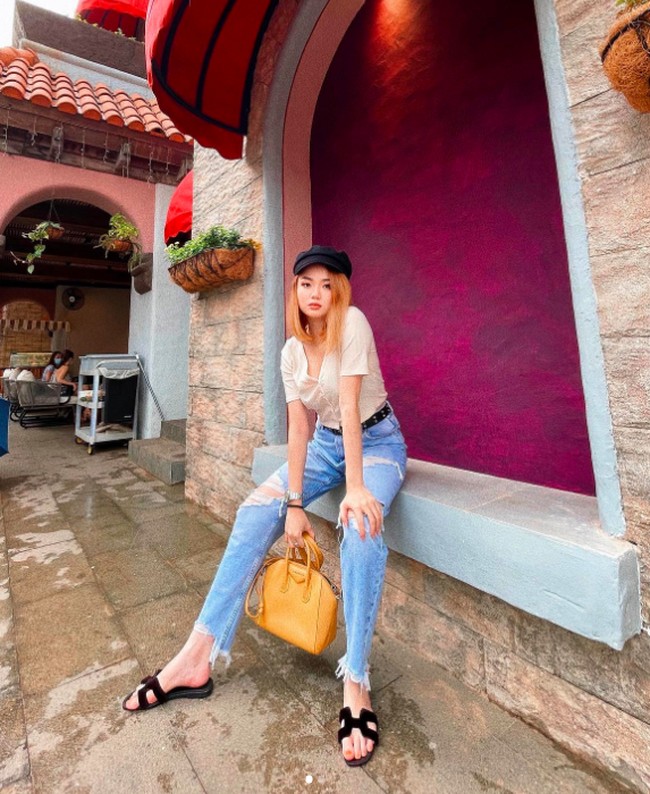 Inilah penampilan Vanessa yang tampak kasual. Namun dia memakai tas Balenciaga dan sandal Hermes. Foto: dok. Instagram