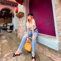 Inilah penampilan Vanessa yang tampak kasual. Namun dia memakai tas Balenciaga dan sandal Hermes. Foto: dok. Instagram