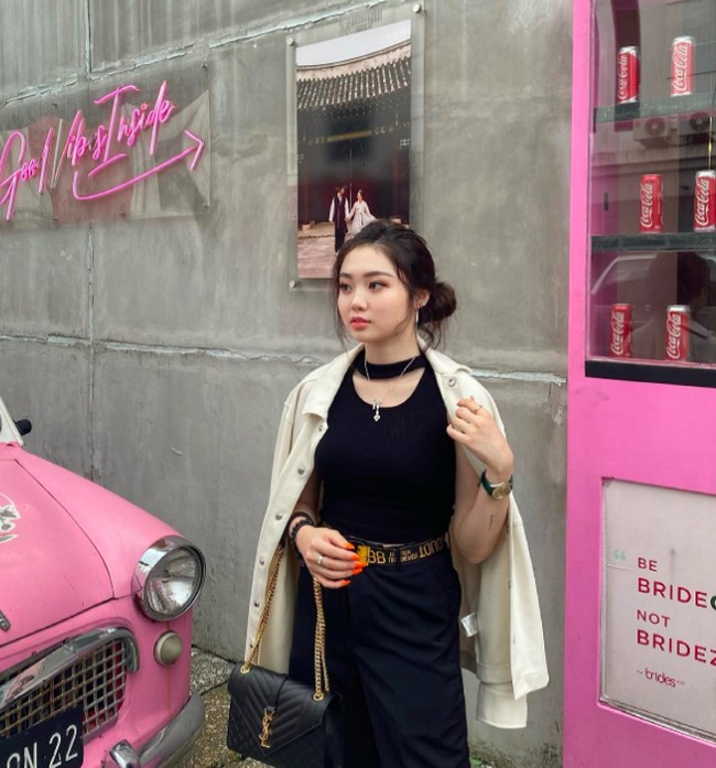 Sementara dalam foto ini, Vanessa Khong menggunakan tas YSL. Foto: dok. Instagram