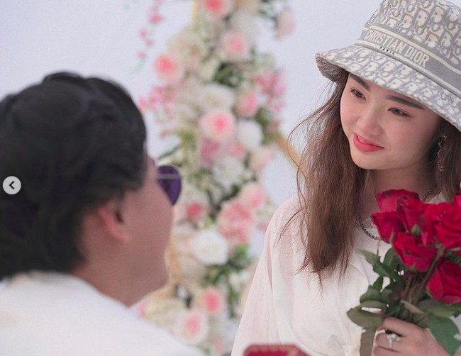 Oktober 2021, Indra melamar Vanessa di sebuah kapal pesiar. Dalam momen pertunangan tersebut, Vanessa tampil menggunakan bucket hat dari Christian Dior.Foto: dok. Instagram