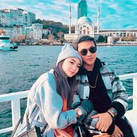 Bagaimana nasib hubungan mereka? Kini Indra terancam 20 tahun hukuman penjara atas kasus investasi bodong. Pria yang sering pamer gaya hidup mewah itu pun terancam dimiskinkan. Foto: dok. Instagram