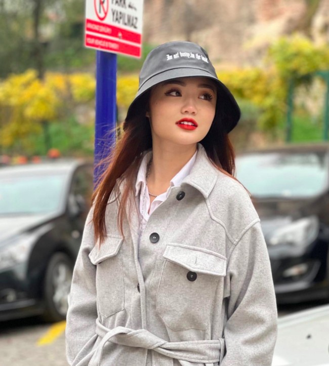 Dalam acara Nih Kita Kepo yang tayang di Trans TV, Vanessa mengaku mendapatkan uang jajan dari Indra senilai Rp 2 miliar. Hal tersebut terlihat dari amplop yang berisi banyak dollar singapura. Foto: dok. Instagram