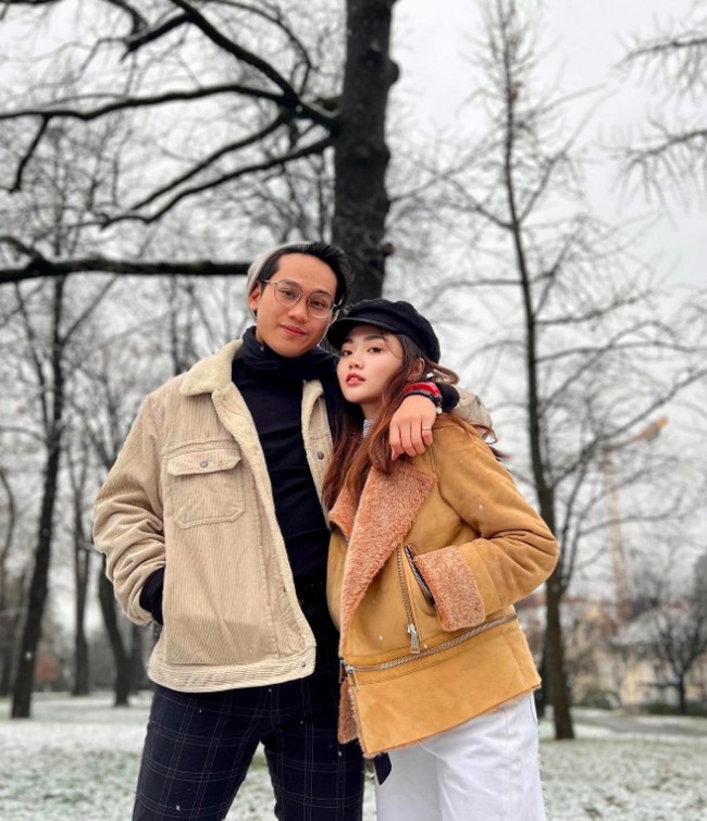 Dari foto-foto di Instagram, Indra Kenz juga menyeret tunangannya Vanessa Khong untuk menikmati gaya hidup hedon. Indra kerap mengajak Vanessa berlibur ke luar negeri. Foto: dok. Instagram