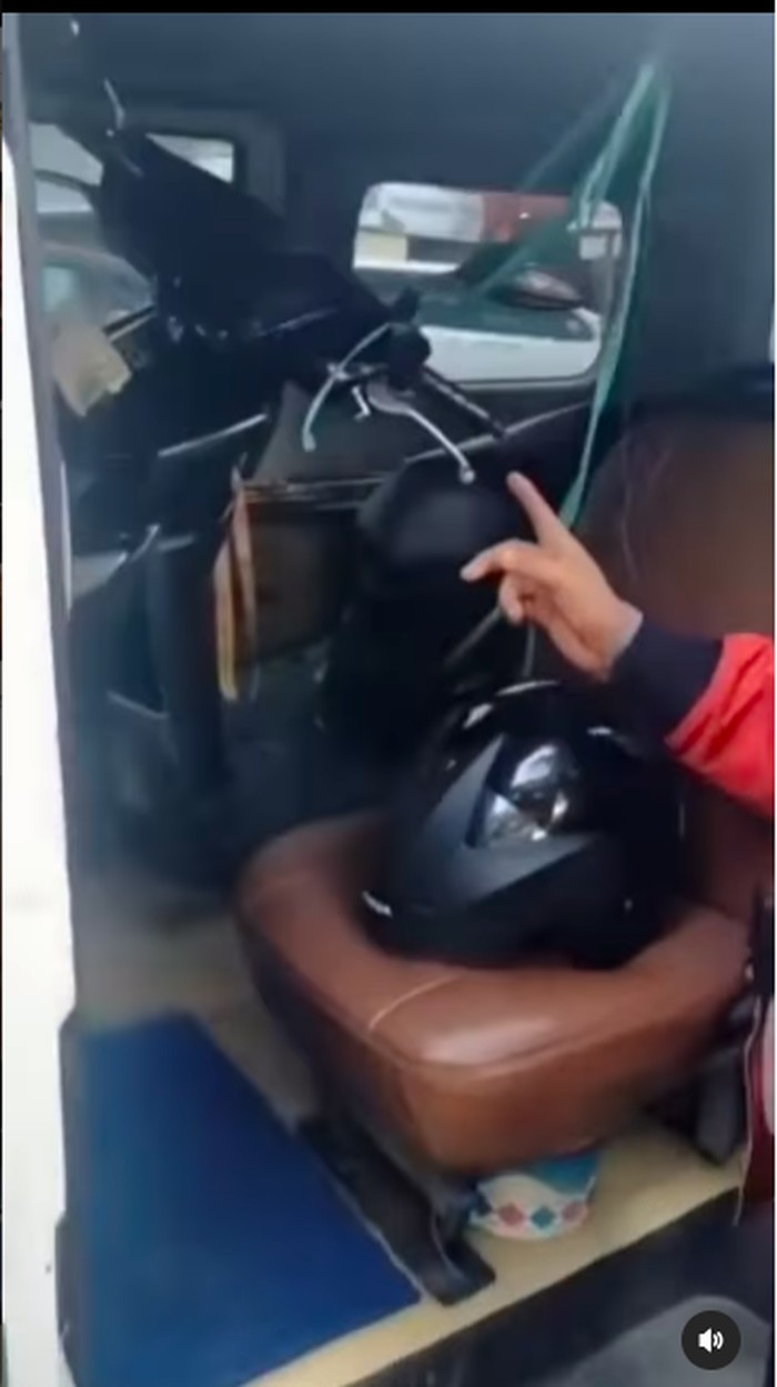 Viral Ambulans Nyalakan Sirine dan Rotator, Bukan Angkut Pasien tapi Motor Bodong